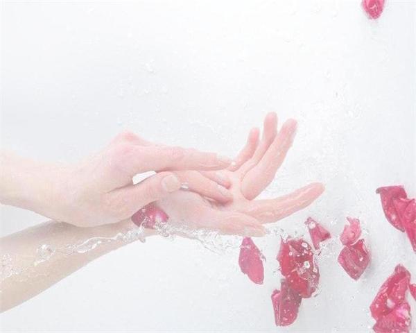 С жидкостью для мытья рук, защитите свои руки