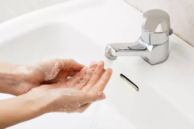 Почему вы моете руки жидкостью для мытья рук?