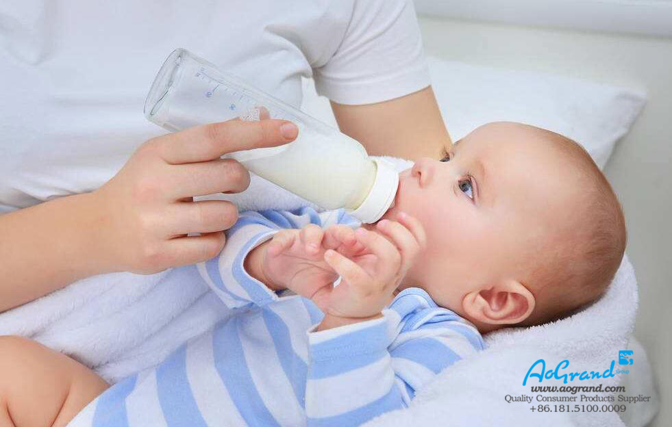 Избавьтесь от молочных пятен на детской одежде